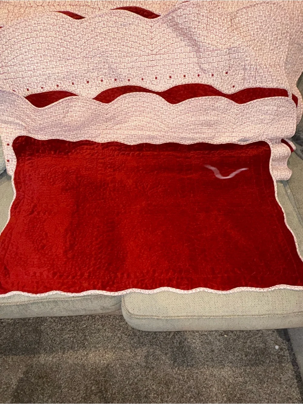 Qulit Queen Bed white/wine scalloped cut edges fleece underside XL pillow Sham